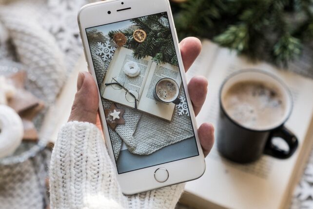 Frohe Feiertage ohne Smartphone: Eine digitale Auszeit für ein authentisches Weihnachten.