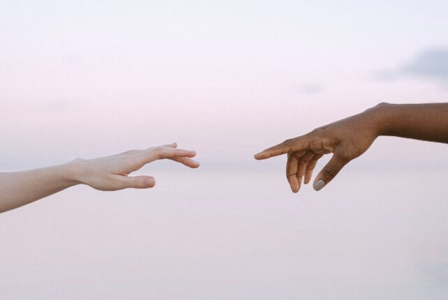 Geben ist erfüllender als Nehmen: Warum Freundlichkeit uns selbst glücklich macht